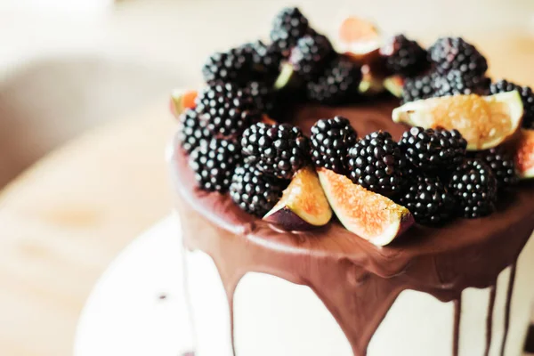 Çikolataya batırılmış, böğürtlen ve incirle süslenmiş bir gurme pastası. Tatil tatlısı. — Stok fotoğraf