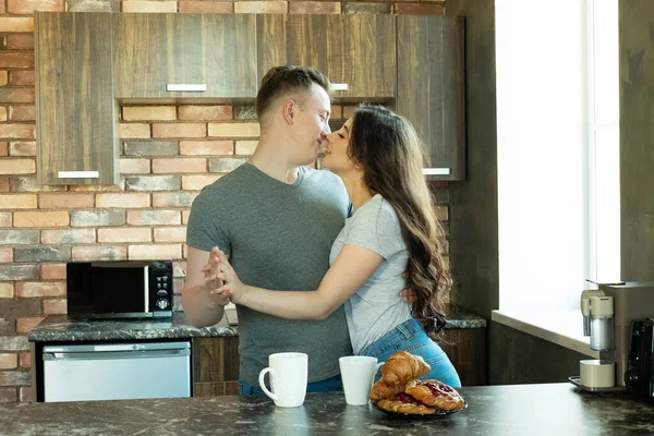 A young couple is dancing in the kitchen in the early morning. — Stock Photo, Image
