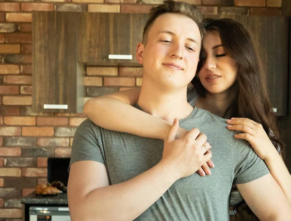 Casal apaixonado abraçando na cozinha — Fotografia de Stock