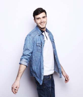 Şık, genç ve yakışıklı bir adam.