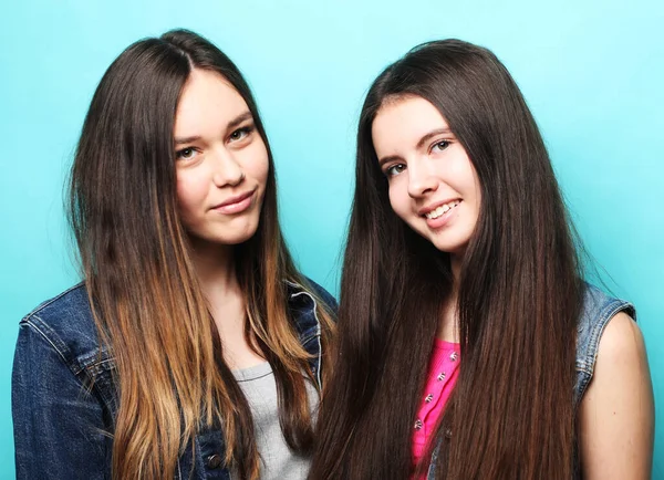 Duas meninas hipster amigos de pé juntos, se divertindo. — Fotografia de Stock