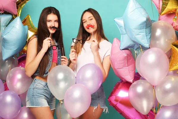 Lifestyle, φίλοι και άνθρωποι έννοια: hipster κορίτσια καλύτερος φίλος έτοιμος για πάρτι — Φωτογραφία Αρχείου