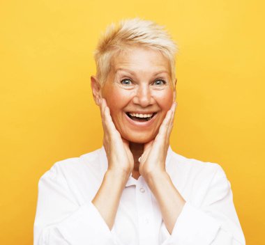 Mutlu emekliler gülümsüyor, kapatın.