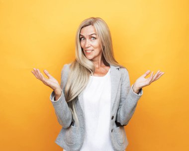 Yaşam tarzı, duygu ve insan konsepti: yaşlı, şaşırmış kadın.