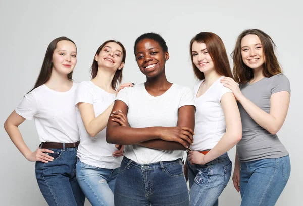 Retrato de cinco mujeres multirraciales, afroamericanas y europeas — Foto de Stock