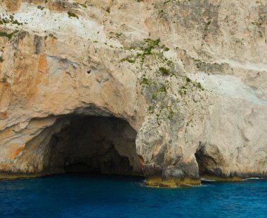 Yunanistan 'ın Zakynthos adasındaki mavi mağaralar