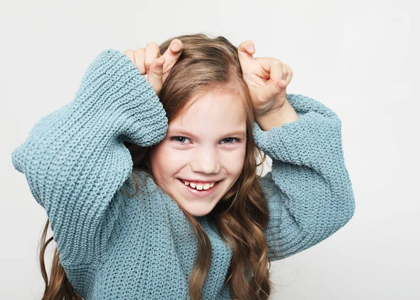 Felice bambino mostra corna su sfondo bianco. — Foto Stock