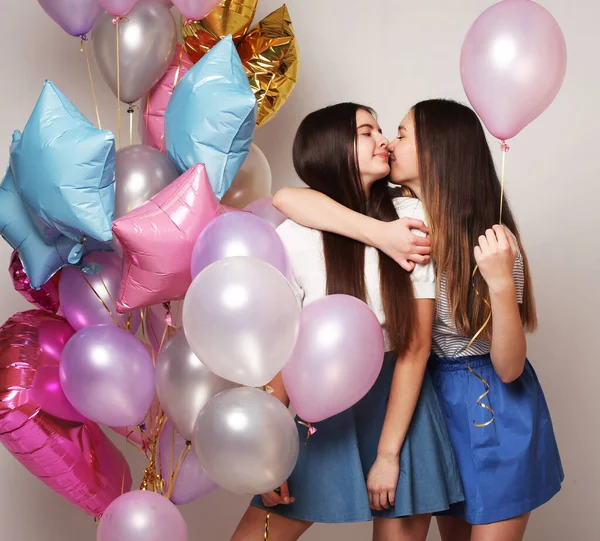 Lifestyle and people concept: two girls friends with colorfoul air balloons — Stock Photo, Image