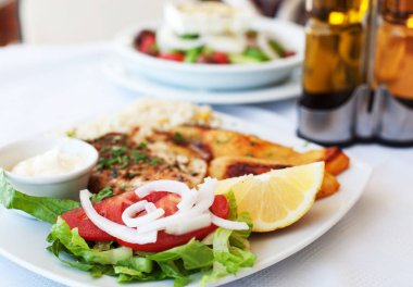 Patates ve taze sebzeli ızgara somon. Üst Manzara. Kapat..