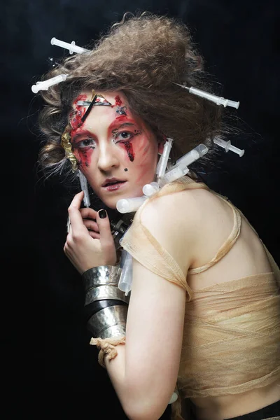 Νεαρή γυναίκα με δημιουργικό μακιγιάζ. Θέμα αποκριών. Θέμα ζόμπι. — Φωτογραφία Αρχείου