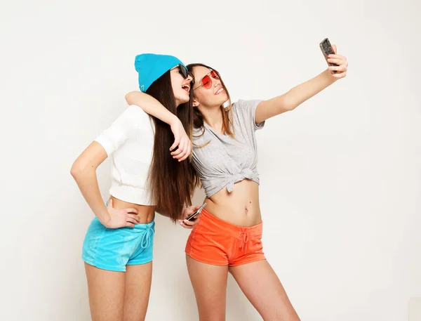 People, friends, teens and friendship concept - happy smiling pretty teenage girls taking selfie — Stock Photo, Image