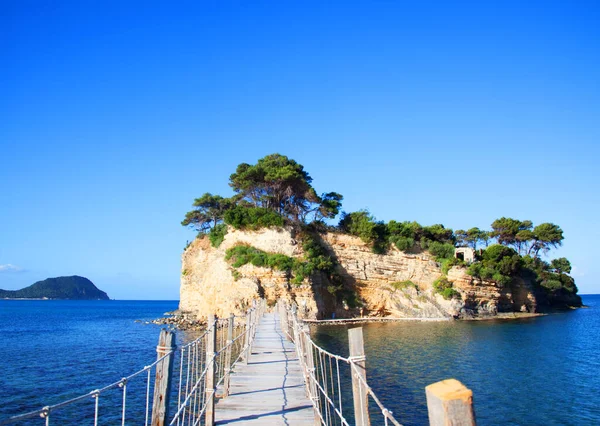 La pasarela de madera que conduce a la pequeña isla de Agios Sostis en Zakynthos, Grecia — Foto de Stock