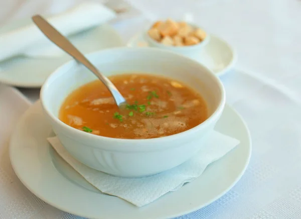 Sopa de pollo tradicional servida en un tazón sobre fondo blanco —  Fotos de Stock