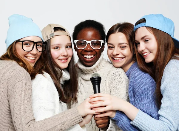 多国籍の女子グループ10代の友達会社がマイクを使って楽しく — ストック写真