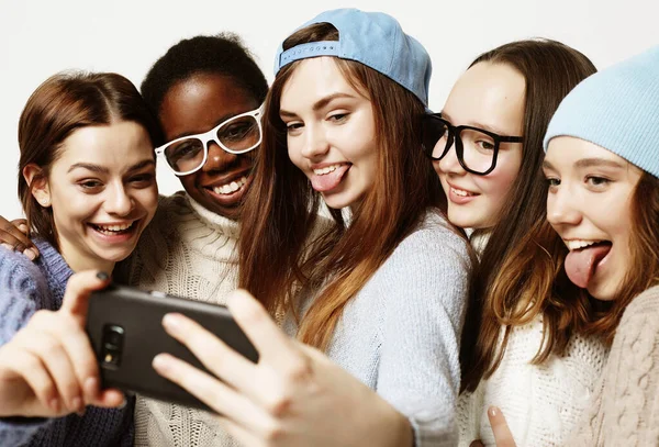 Cinque diverse ragazze nazione vestite in abbigliamento casual fanno selfie — Foto Stock