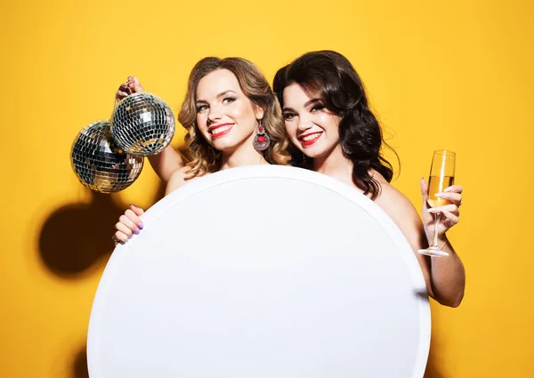 Zwei reiche Frauen lachen mit einem Glas Champagner. Luxus. — Stockfoto