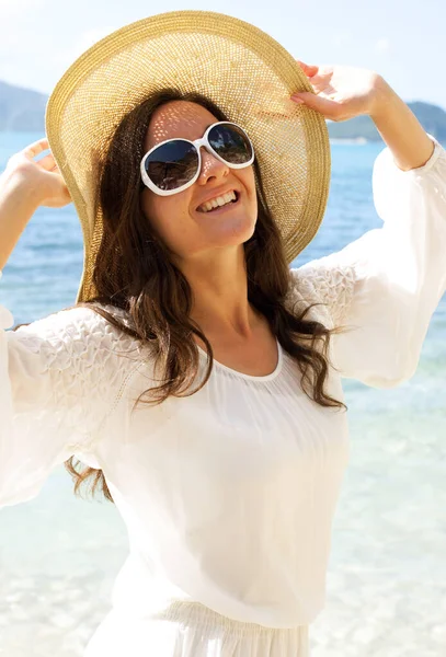 Close up Happy woman wearing big hat and sunglasses, near ocean — Stock Photo, Image