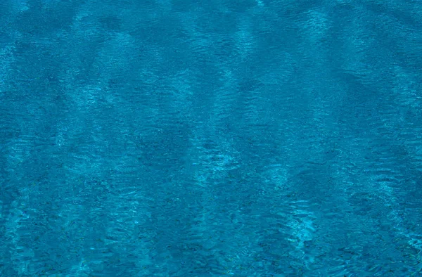 Pool vatten, ljus bakgrund, sommardag — Stockfoto