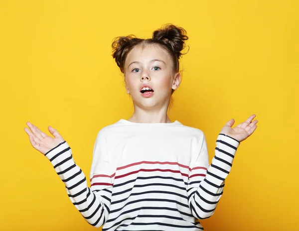 Retrato de alegre menina surpreendida no fundo amarelo — Fotografia de Stock