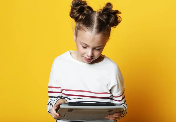 Cute little uczennica uczy się nowych rzeczy za pomocą tabletu — Zdjęcie stockowe