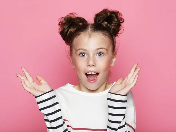 Портрет веселої здивованої маленької дівчинки на жовтому тлі — стокове фото