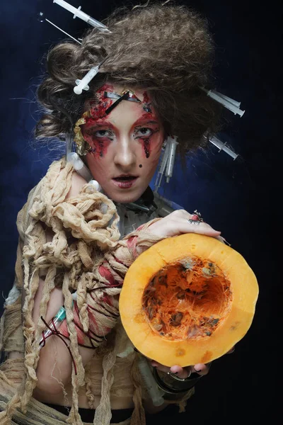 Bruja Halloween Con Calabaza Mujer Joven Con Maquillaje Brillante Peinado — Foto de Stock