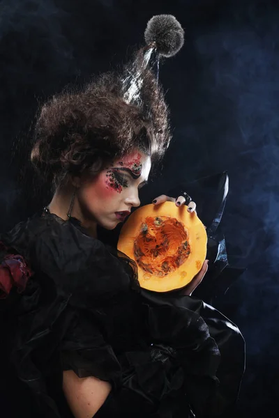 Strega Halloween Con Zucca Giovane Donna Con Trucco Luminoso Acconciatura — Foto Stock