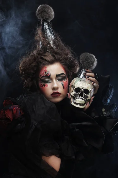 Představte Krásnou Fantasy Ženu Kreativním Make Upem Účesem Držící Lebku — Stock fotografie