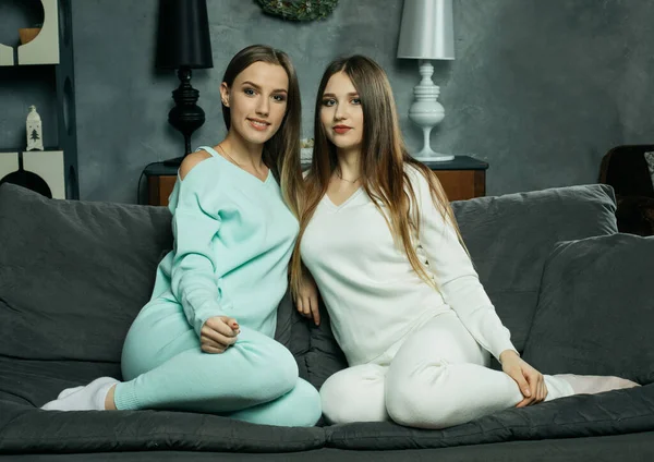 Två Leende Vänner Kvinnor Sitter Soffan Tittar Kameran Vardagsrummet Hemma — Stockfoto