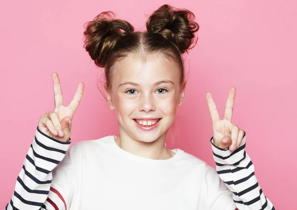 Menina Bonito Vestido Casualmente Posando Fundo Rosa Mostra Sinal Vitória — Fotografia de Stock