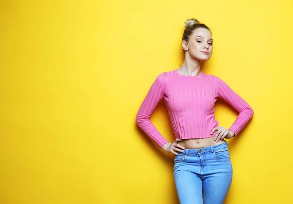 Portrait Smiling Young Blond Woman Wearing Pink Sweater Blue Jeans — Stock Photo, Image