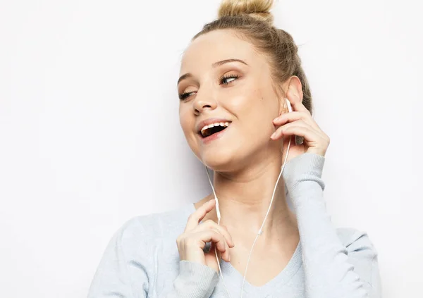 Mooie Blonde Vrouw Hoofdtelefoon Luisteren Naar Muziek Witte Achtergrond Lifestyle — Stockfoto