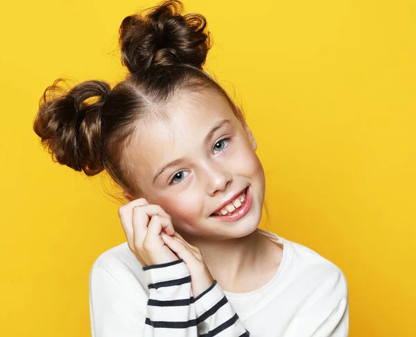 Emoção Infância Conceito Pessoas Retrato Alegre Sorrindo Menina Fundo Amarelo — Fotografia de Stock