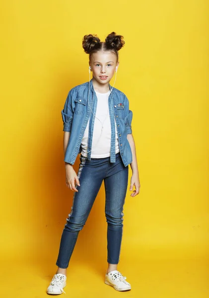 Emoção Infância Conceito Pessoas Retrato Alegre Sorridente Menina Vestir Casual — Fotografia de Stock