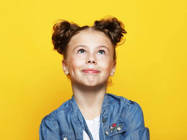 Menina Sorridente Roupas Casuais Sobre Fundo Amarelo Fechar — Fotografia de Stock