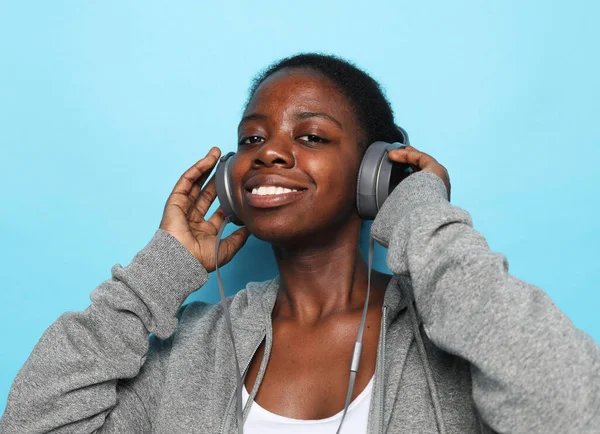 Αξιολάτρευτη Αμερικανίδα Που Τραγουδάει Και Διασκεδάζει Ακούγοντας Μουσική Χρησιμοποιώντας Ακουστικά — Φωτογραφία Αρχείου