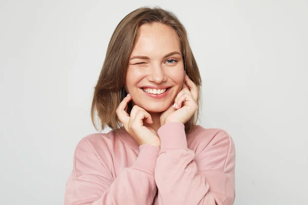 Mujer Rubia Joven Alegre Vistiendo Suéter Rosa Sonriendo Riendo Mirando — Foto de Stock