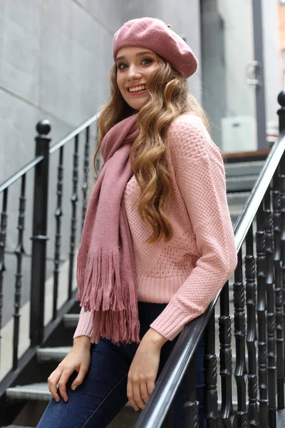 Молодая Счастливая Женщина Длинными Кудрявыми Волосами Одетая Розовую Повседневную Одежду — стоковое фото