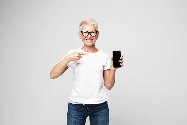 Senior Woman Holding New Smartphone Her Hand She Has Learned — Stock Photo, Image