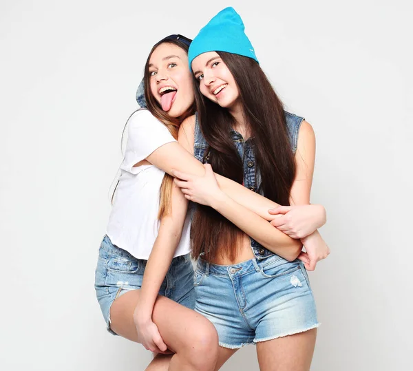 Twee Mode Lachen Vrouwelijke Vrienden Knuffelen Plezier Hebben — Stockfoto