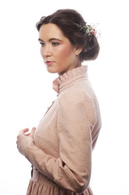 Beyaz arka planda izole edilmiş romantik pembe elbiseler giyen güzel gelinin portresi.