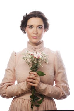 Beyaz arka planda izole edilmiş pembe elbiseler giyen güzel gelinin portresi. Moda konsepti.