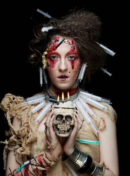Mujer Joven Con Maquillaje Creativo Peinado Sosteniendo Una Vela Candelero — Foto de Stock