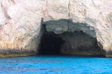 Zakynthos adasındaki mavi mağaralar, Yunanistan, yaz günü