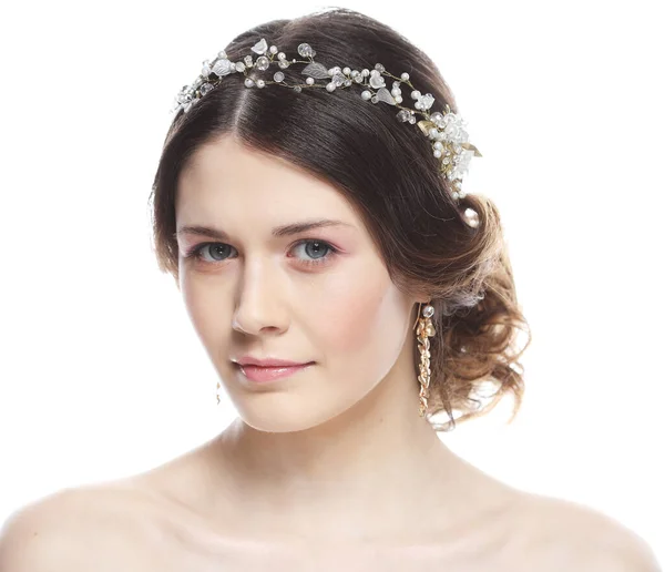 ジュエリー 結婚式 人々の概念 彼女の髪に豪華なダイヤモンドを持つ若い花嫁 写真を閉じて — ストック写真
