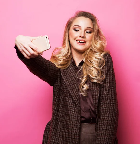 Retrato Mujer Rubia Sonriente Ropa Casual Con Maquillaje Perfecto Peinado —  Fotos de Stock