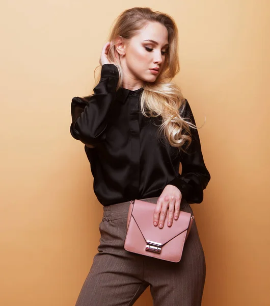 Young Beautiful Blond Woman Brown Blouse Pants Holds Pink Handbag — Stock Photo, Image