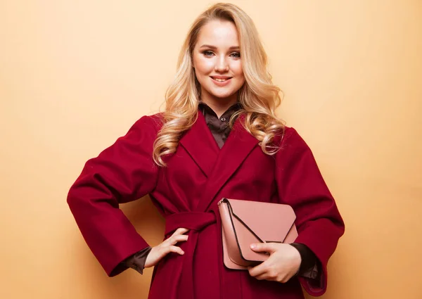 Beautiful Young Blond Woman Posing Nice Clothes Red Coat Handbag — Stock Photo, Image