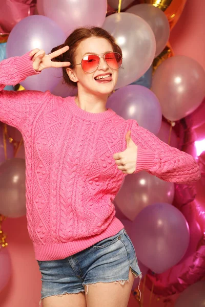 Retrato Una Pelirroja Feliz Esperando Fiesta Hermosa Joven Alegre Hembra — Foto de Stock