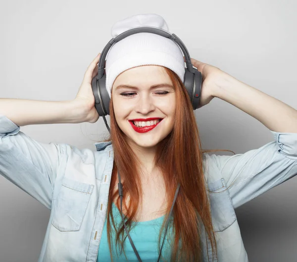 Styl Życia Moda Koncepcja Ludzi Młoda Rudowłosa Kobieta Słuchawkami Słuchającymi — Zdjęcie stockowe